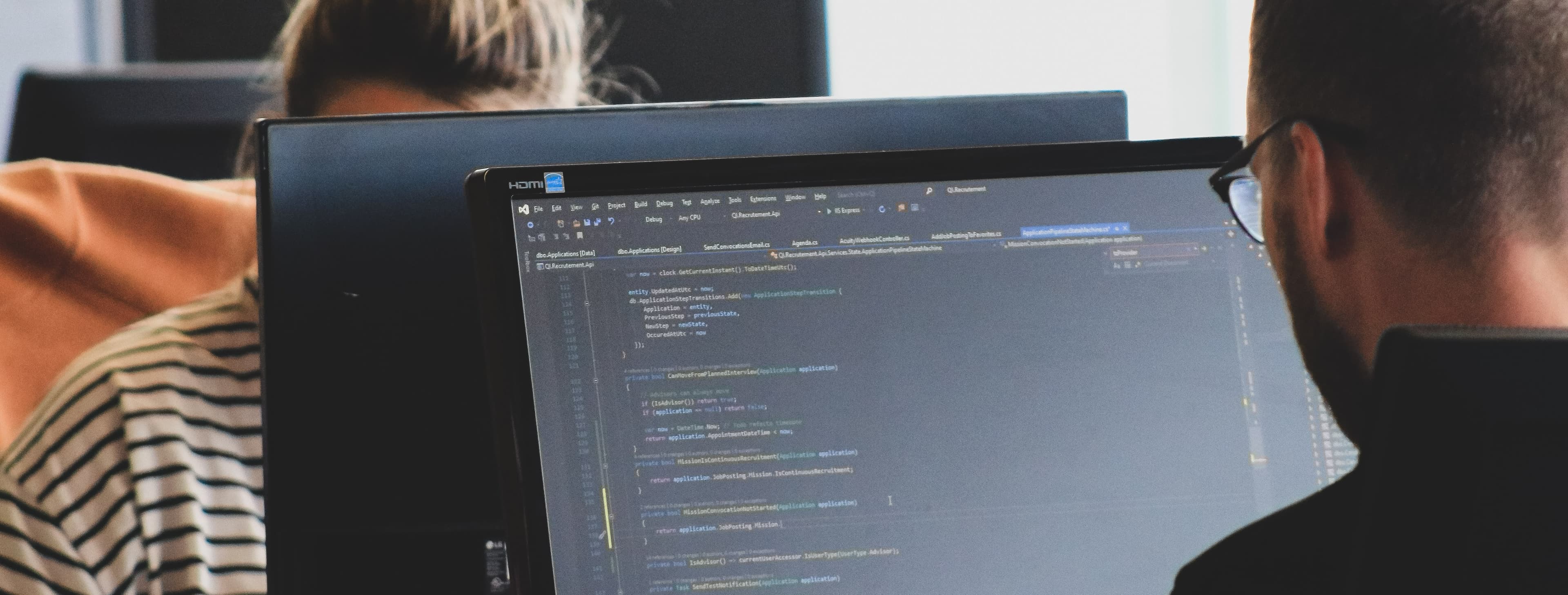 Mynd af fólki að vinna